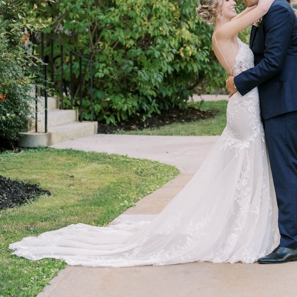 Elegant White Wedding Dress - Picture 5 of 8